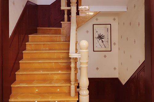 松山湖管委会中式别墅室内汉白玉石楼梯的定制安装装饰效果