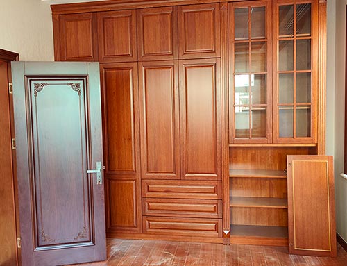 松山湖管委会中式家庭装修里定制的实木衣柜效果图
